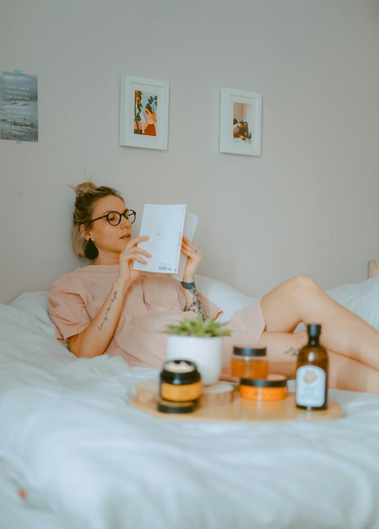 Une cliente détendue sur son lit, entourée de produits de soin