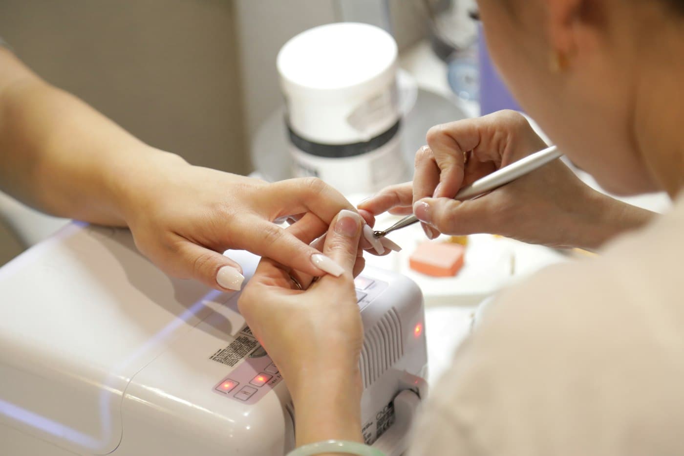 Une technicienne en pose d’ongles au travail