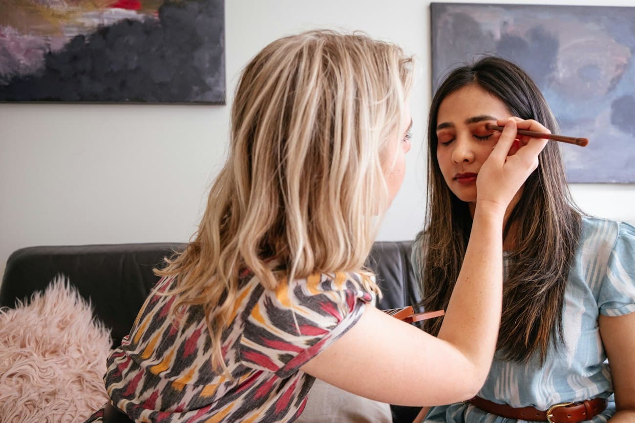 Une maquilleuse à l’œuvre dans le salon d’une cliente